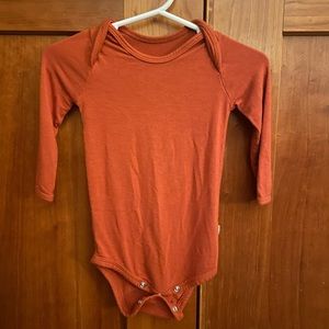Kyte Baby Long Sleeve Bodysuit in Rust - Size 6-12 months